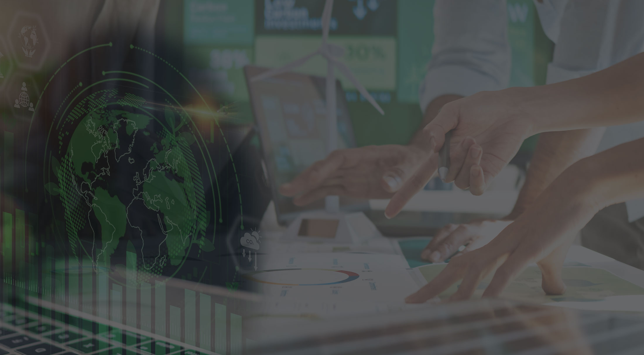 Professionisti della consulenza che collaborano alla definizione di strategie finanziarie e ESG per aziende
